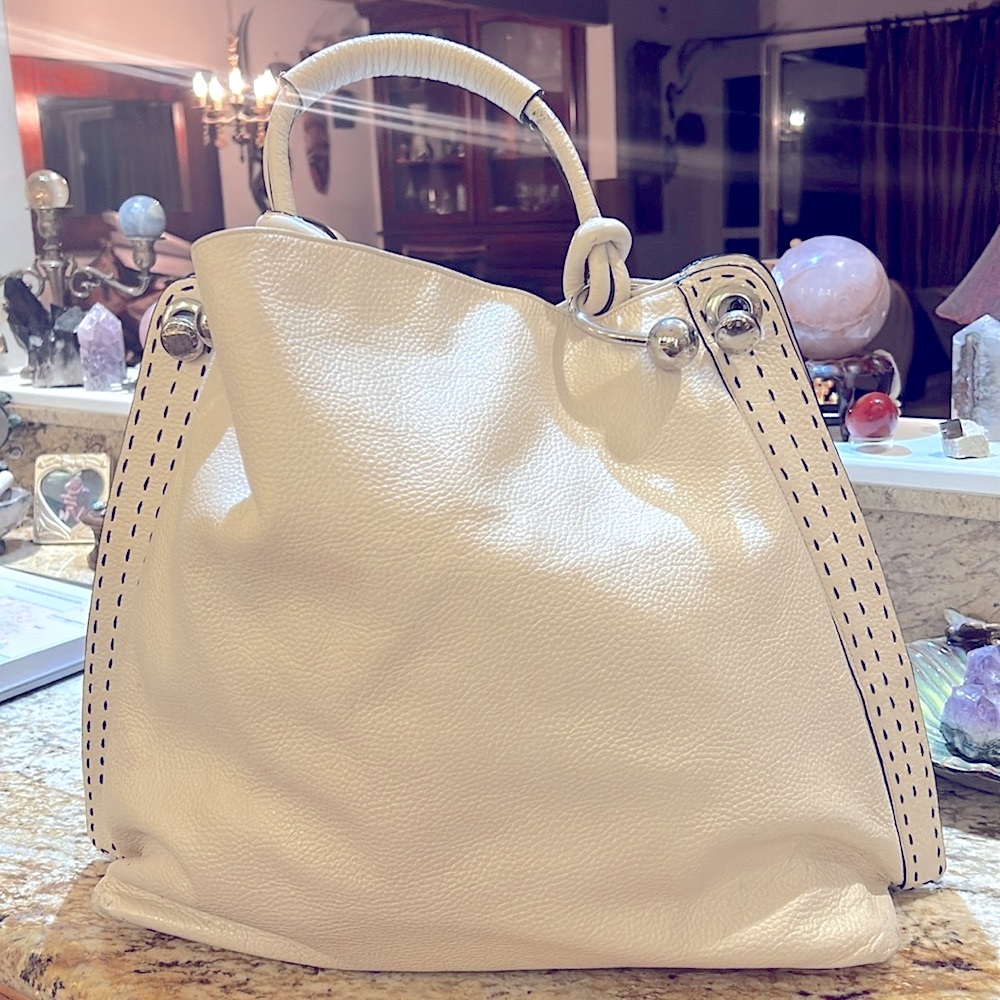 GREAT WHITE BCBGMAXZRIA🔥🔥pebbled leather handbag 👜 - Picture 3 of 16